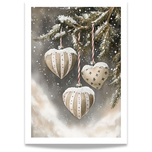 To lyse tekstilhjerter med mønster henger fra snødekt granbar, lett snødryss i bakgrunnen.