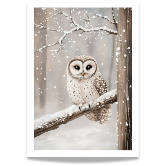 Ugle på gren i et vinterlandskap, med tåkete bakgrunn og snø på trærne. 