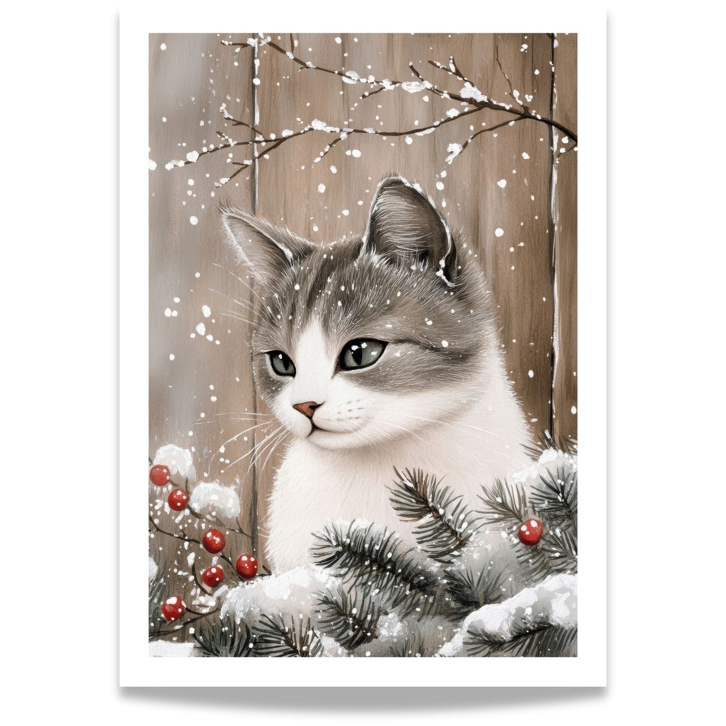 Katt sitter blant vintergrener og røde bær i et snødekt landskap.