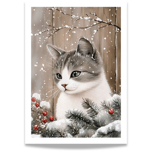 Katt sitter blant vintergrener og røde bær i et snødekt landskap.