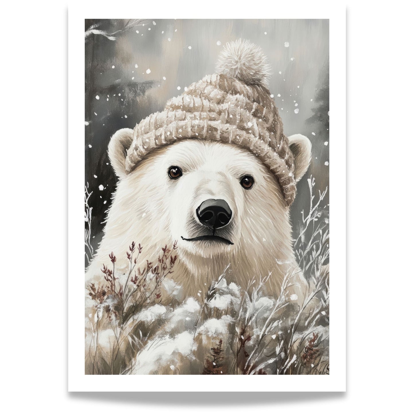 Polarbjørn med lue står i snødekt landskap, omgitt av trær og snø.