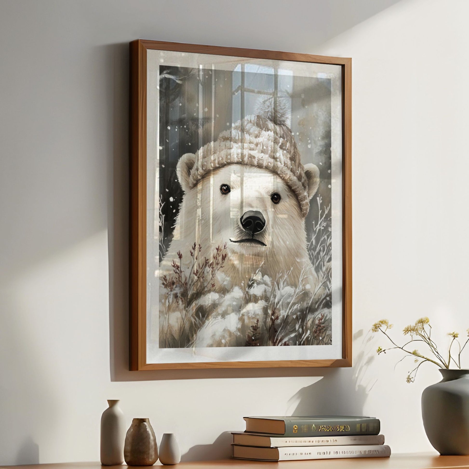 Polarbjørn med lue står i snødekt landskap, omgitt av trær og snø. Illustrasjon viser plakat med hvit kantlinje i eik ramme.