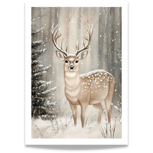 Hjort står i snødekt landskap, omgitt av trær og snø.