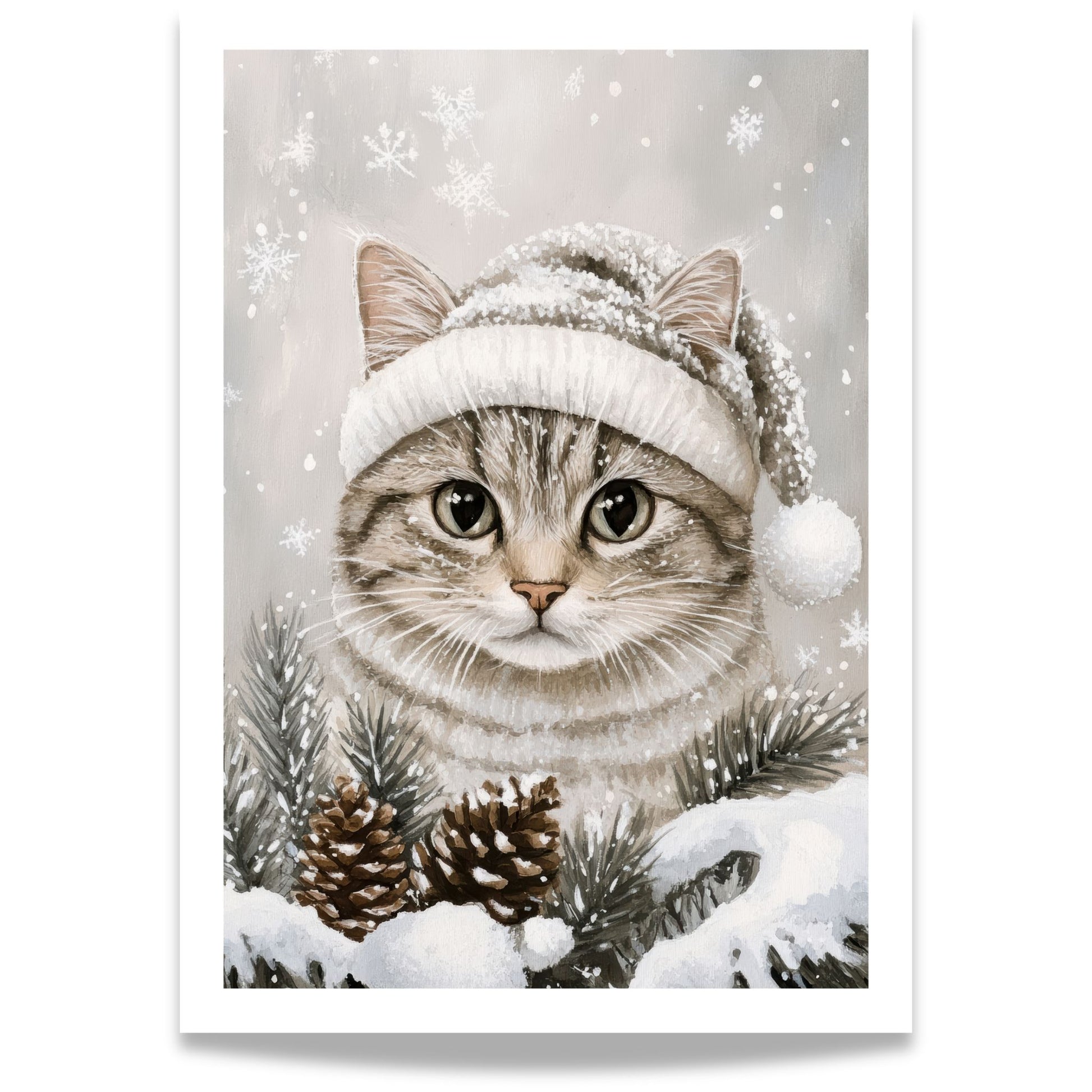 Katt med vinterlue står i snøen, omgitt av granbar og snødekte trær.