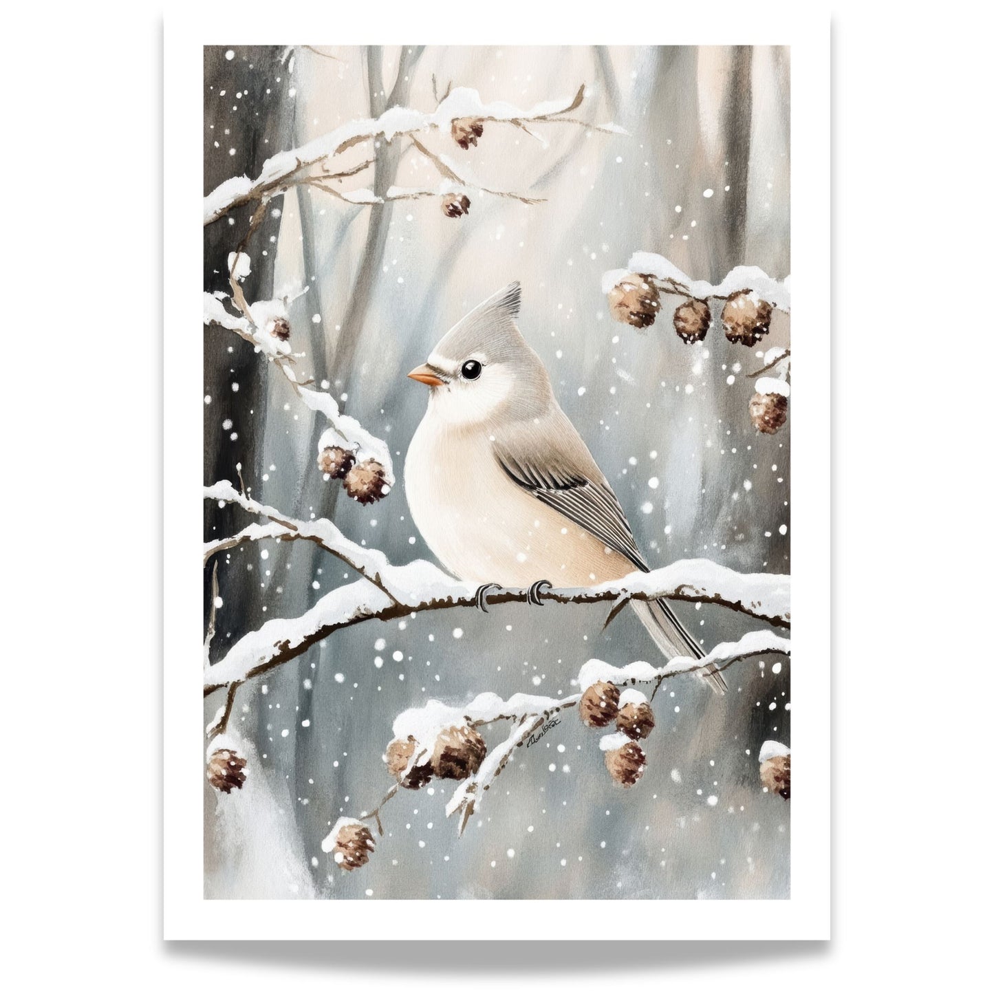 Liten fugl sitter på en gren dekket av snø, omgitt av trær og vinterstemning.