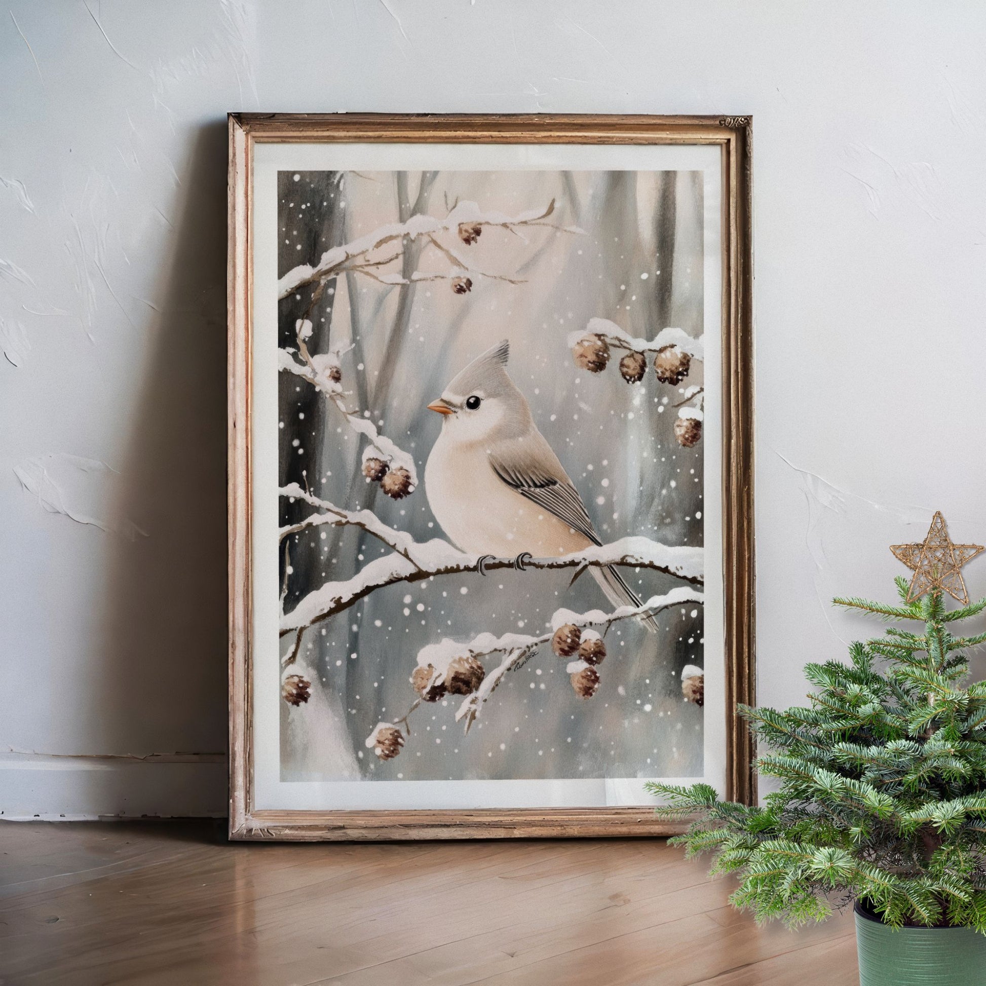 Liten fugl sitter på en gren dekket av snø, omgitt av trær og vinterstemning. Illustrasjon viser plakat med hvit kantlinje i eik ramme.