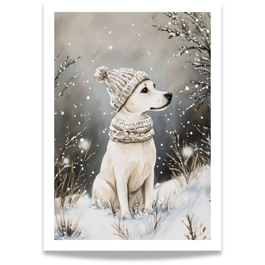 Hund i vinterlue sitter i snøen, omgitt av trær og vintergrener.