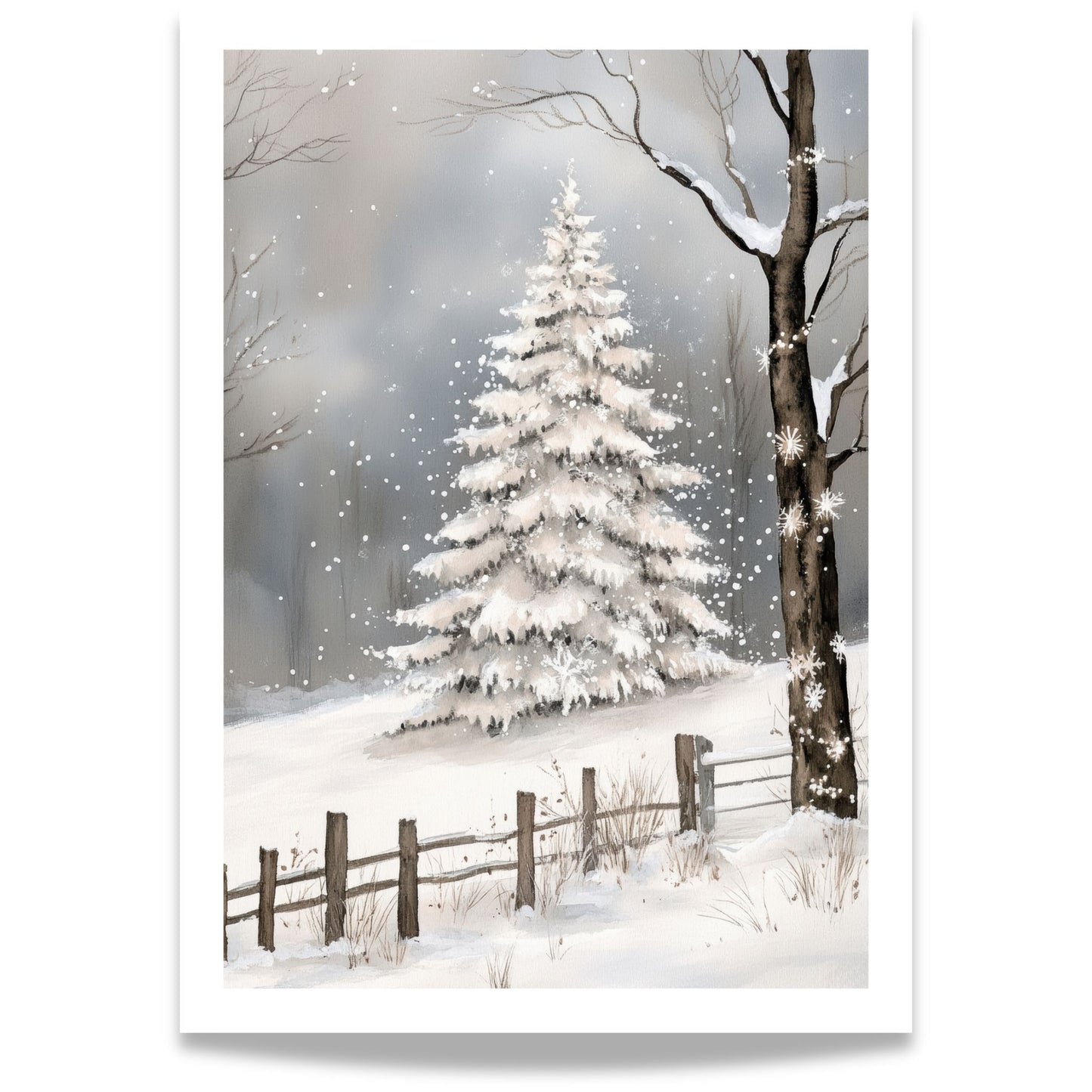 Vintervei med gjerde og et enslig tre, omgitt av snø og vinterlandskap.