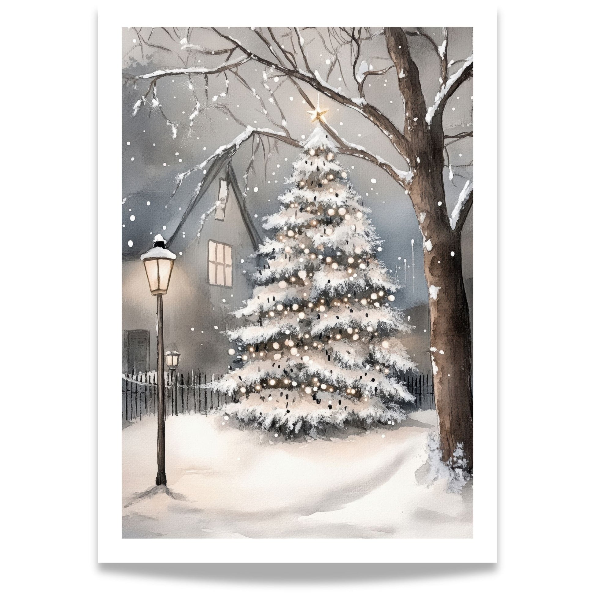 Julebelysning lyser opp trær og hus i et snødekt vinterlandskap.