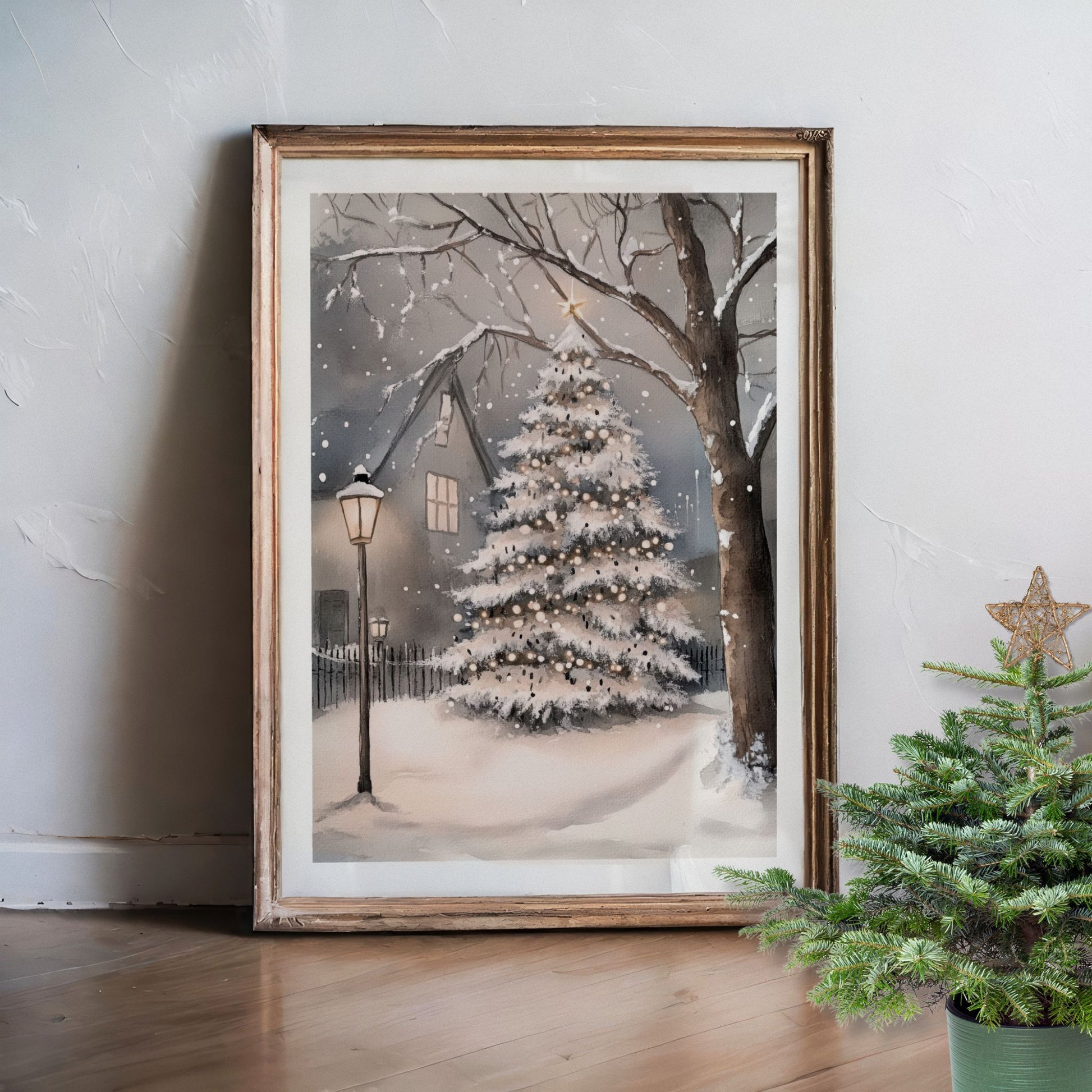 Julebelysning lyser opp trær og hus i et snødekt vinterlandskap. Illustrasjon viser plakat med hvit kantlinje i eik ramme.