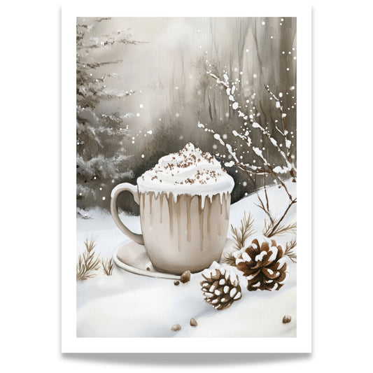 Kopp med varm drikke og kongler på bord i et vinterlandskap med snø.