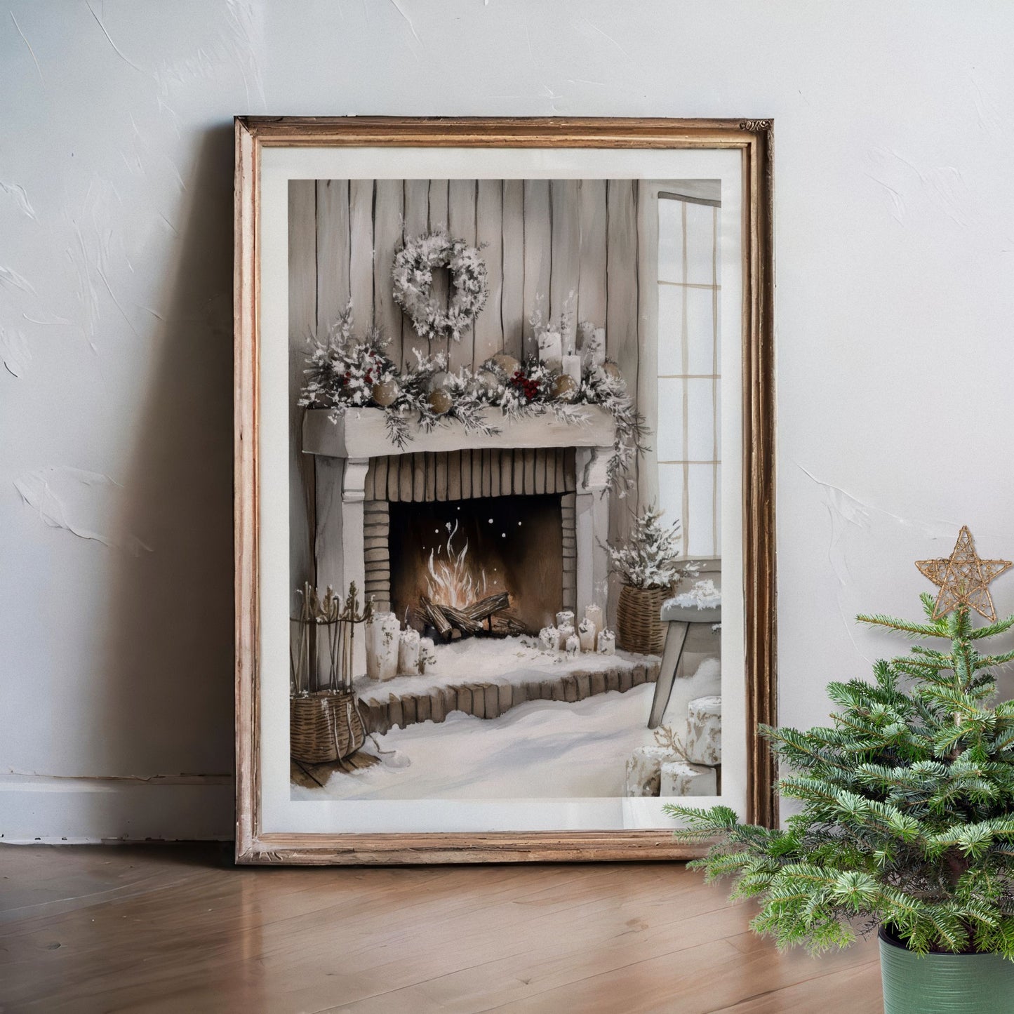 Peis med julekrans og flammer som lyser opp rommet i et vinterlandskap. Illustrasjon viser plakat med hvit kantlinje i eik ramme.