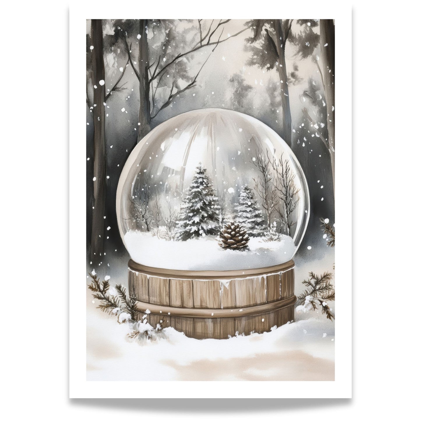 Snøkule på trebase med to små grantrær og snø, plassert i en rolig, snødekt skog.