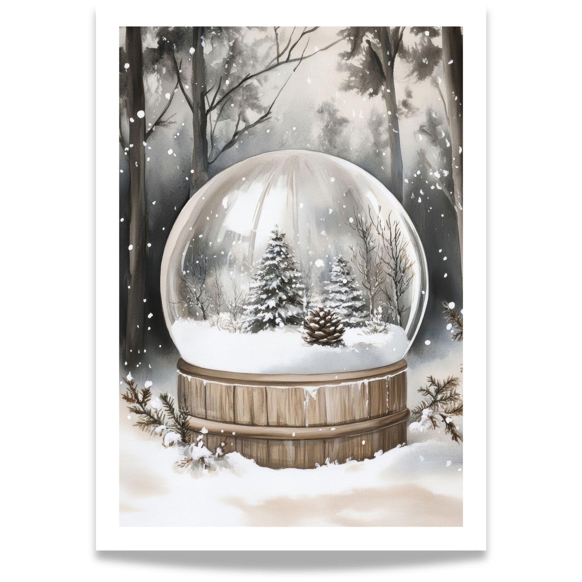 Snøkule på trebase med to små grantrær og snø, plassert i en rolig, snødekt skog.