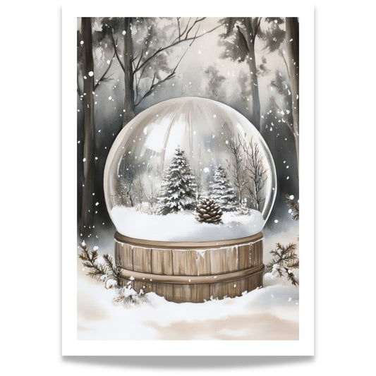 Snøkule på trebase med to små grantrær og snø, plassert i en rolig, snødekt skog.