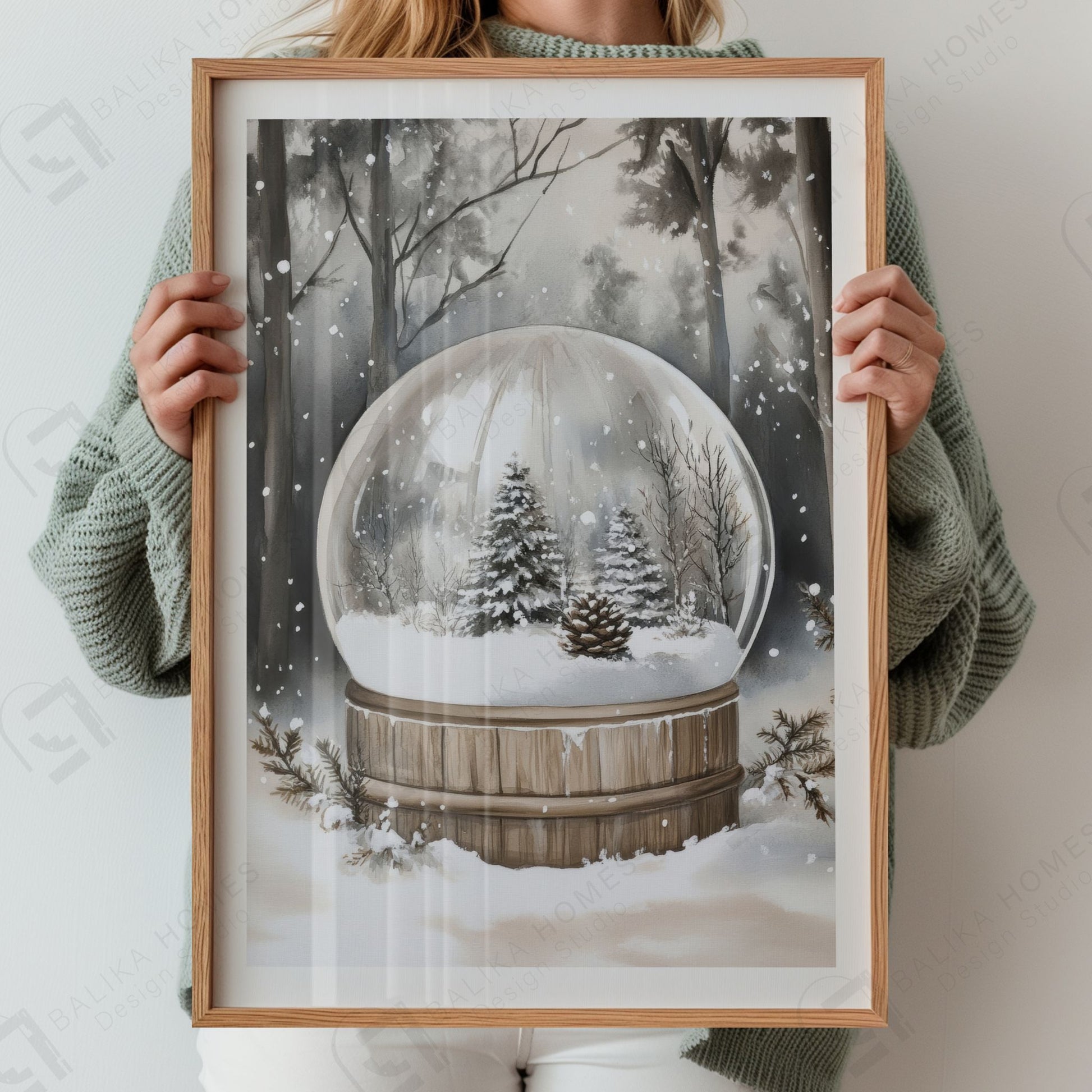 Snøkule på trebase med to små grantrær og snø, plassert i en rolig, snødekt skog. Illustrasjon viser plakat med hvit kantlinje  eik ramme.