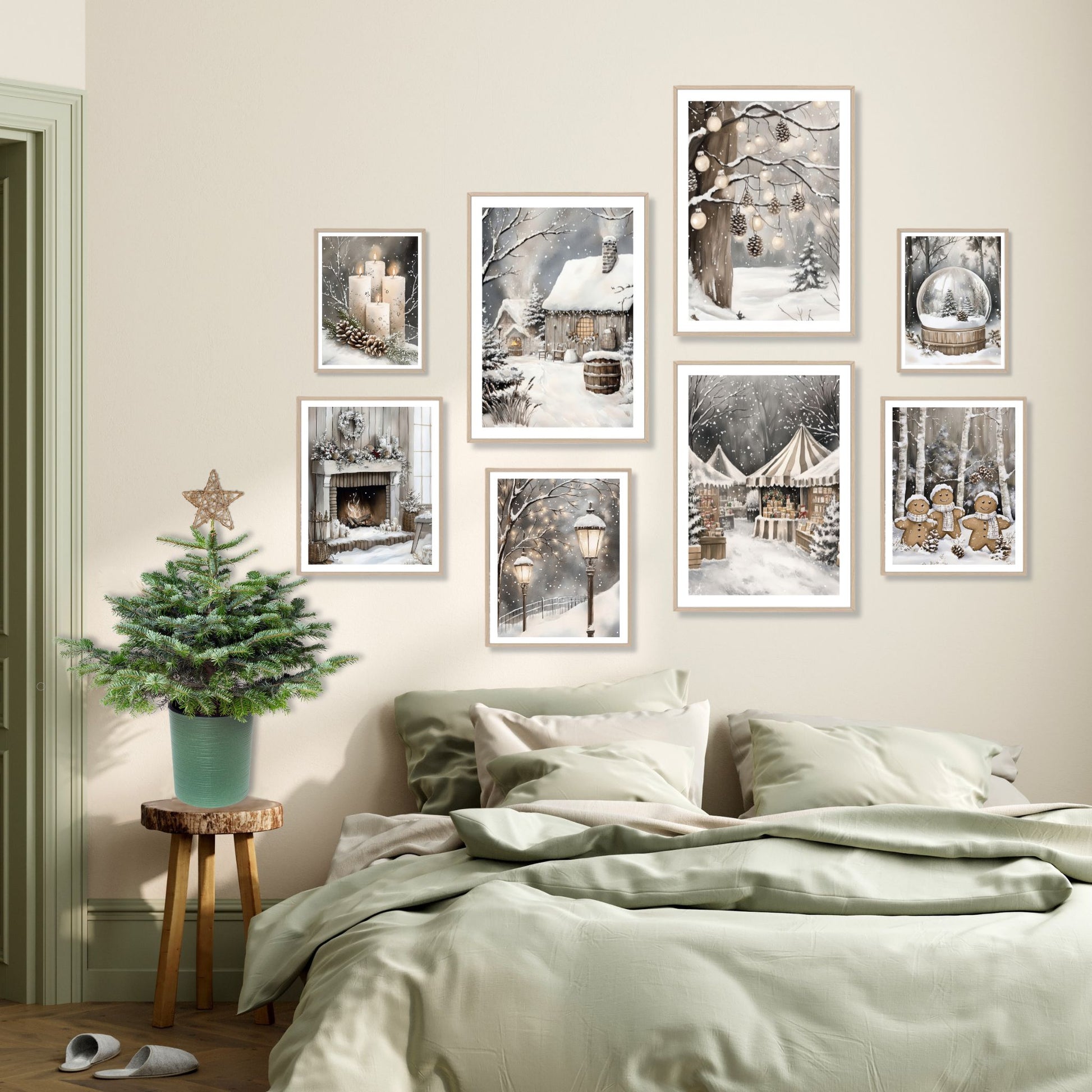 Galleri 1 fra Cozy Winter Story Collection – forslag til oppheng med åtte vinterplakater i beige og varme toner. Viser en harmonisk gallerivegg over seng med nordisk jule- og vinterstemning.