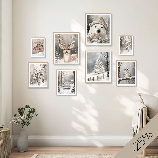 Interiørinspirasjon med Cozy Winter Story Collection – Galleri 2, Alternativ 1. 8 vinterplakater vist på vegg i lyst, nordisk interiør. Motiver med rådyr, isbjørn og snølandskap i duse vintertoner.
