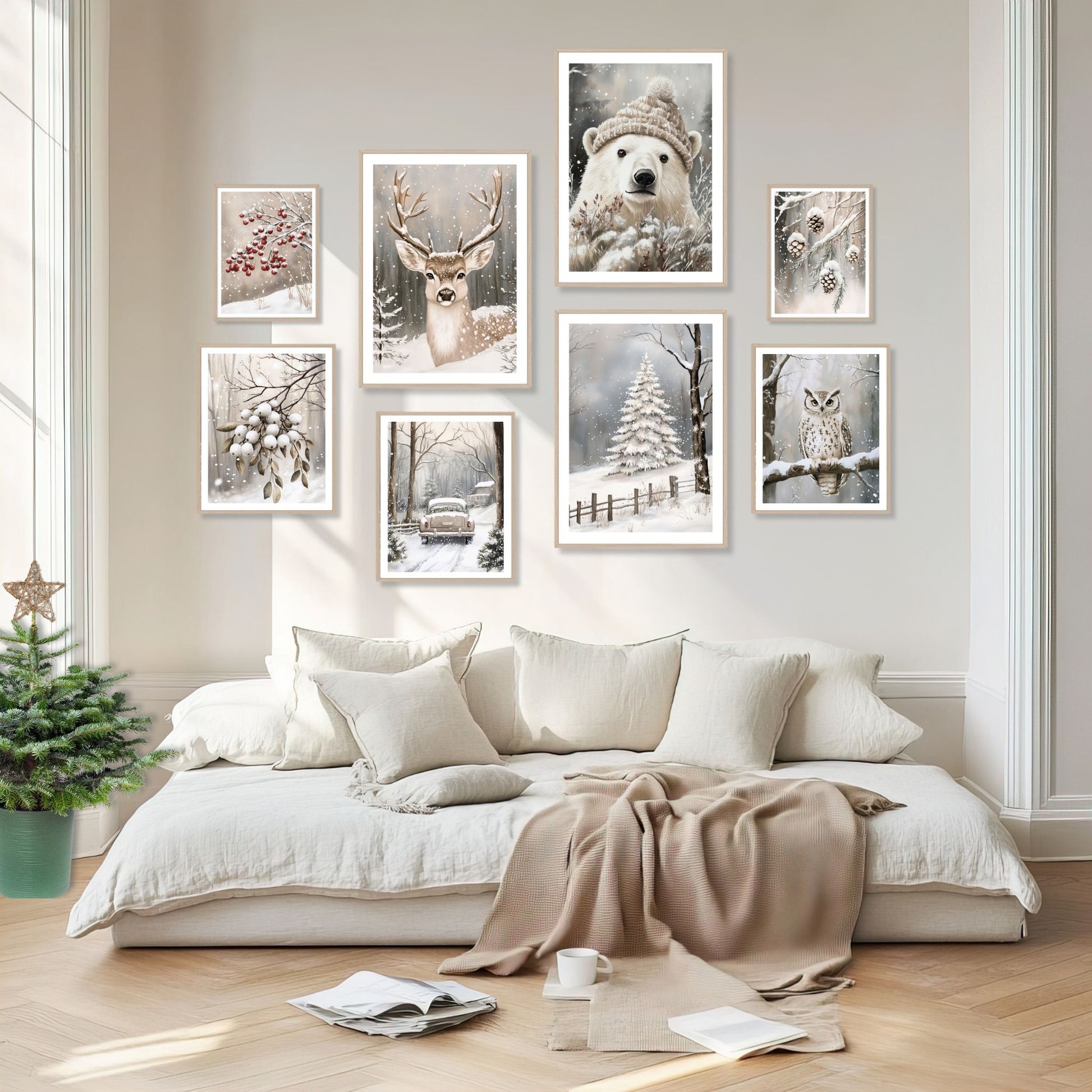 Interiørbilde med Cozy Winter Story Collection – Galleri 3, Alternativ 1. 8 vinterplakater med koselige motiver av katt, nisse, peis og vinterlandskap, vist på vegg i lyst nordisk interiør med varme tekstiler og naturlige toner.