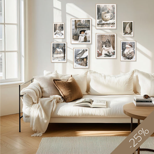 Interiørbilde med Cozy Winter Story Collection – Galleri 3, Alternativ 1. 8 vinterplakater med koselige motiver av katt, nisse, peis og vinterlandskap, vist på vegg i lyst nordisk interiør med varme tekstiler og naturlige toner.
