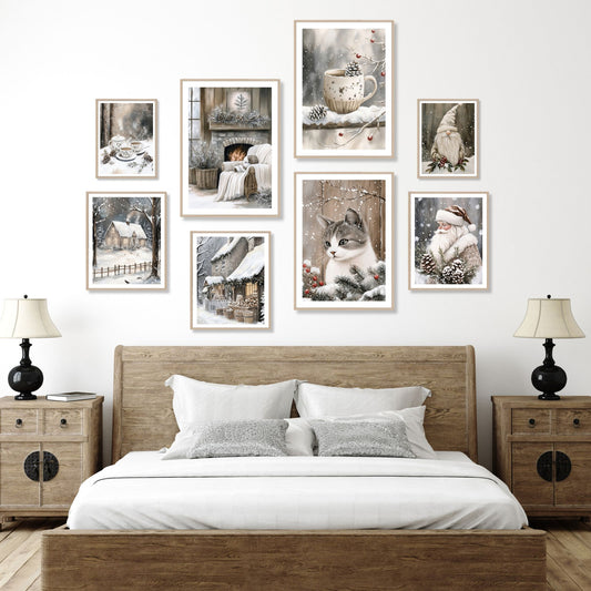 Interiørbilde med Cozy Winter Story Collection – Galleri 3, Alternativ 2. 8 vinterplakater med koselige motiver som katt, nisse, peis og snødekt hus, vist på vegg over seng i lyst nordisk interiør med naturlige tremøbler og tekstiler i lune toner.