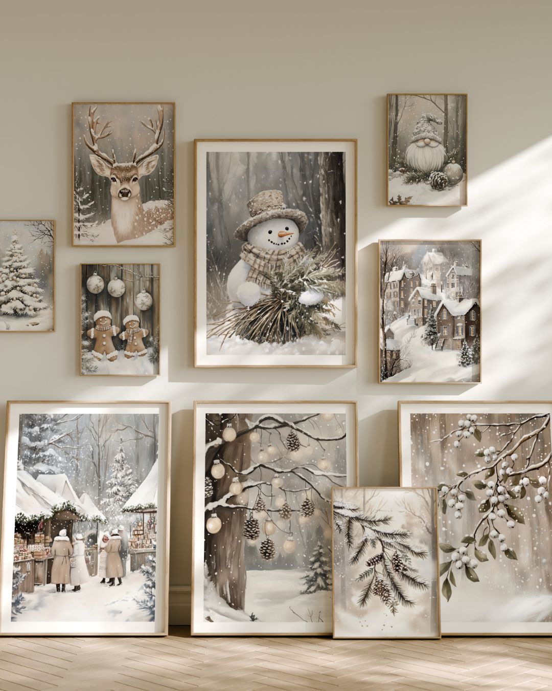 Galleri av vinterplakater fra Cozy Winter Story Collection vist på vegg og gulv i et lyst rom, med motiver av snømann, nisse, reinsdyr og vinterlandskap.