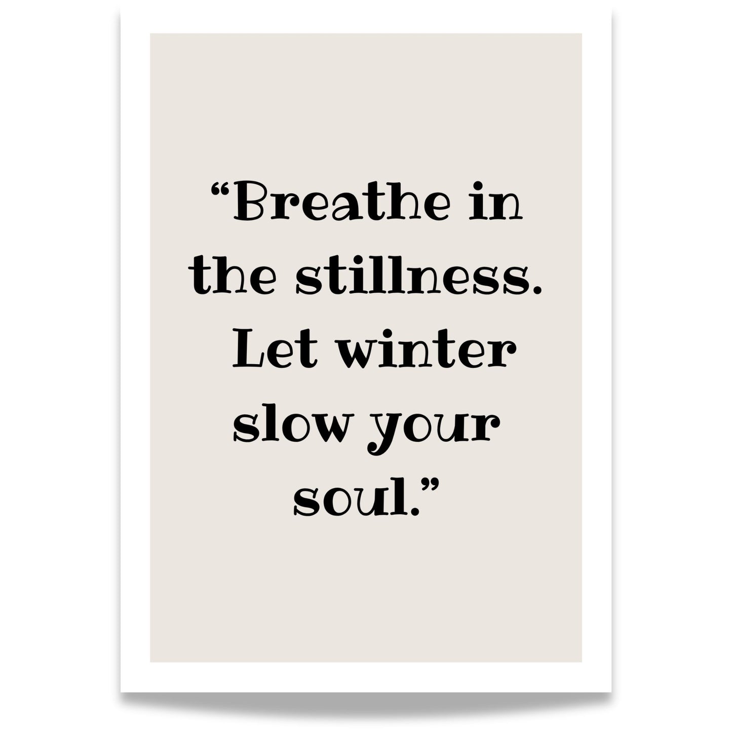 Tekstplakaten “Breathe in the stillness. Let winter slow your soul.” med beige bakgrunn og lys ramme.