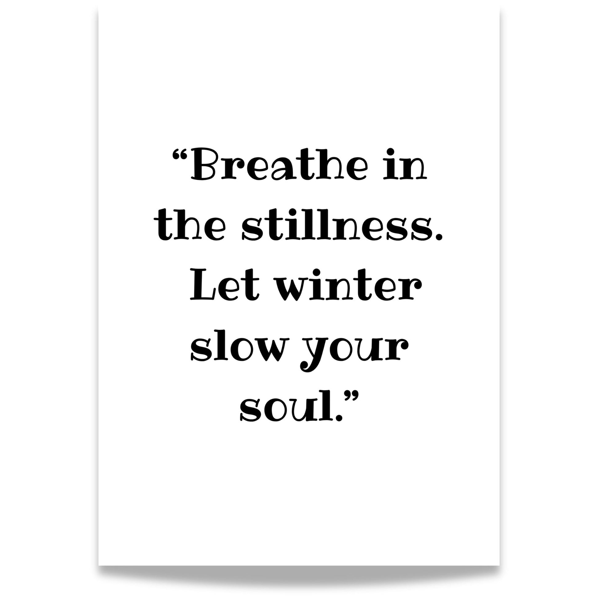Ren produktvisning av tekstplakaten “Breathe in the stillness. Let winter slow your soul.” på hvit bakgrunn.