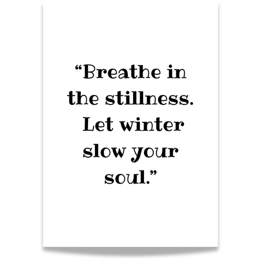 Ren produktvisning av tekstplakaten “Breathe in the stillness. Let winter slow your soul.” på hvit bakgrunn.