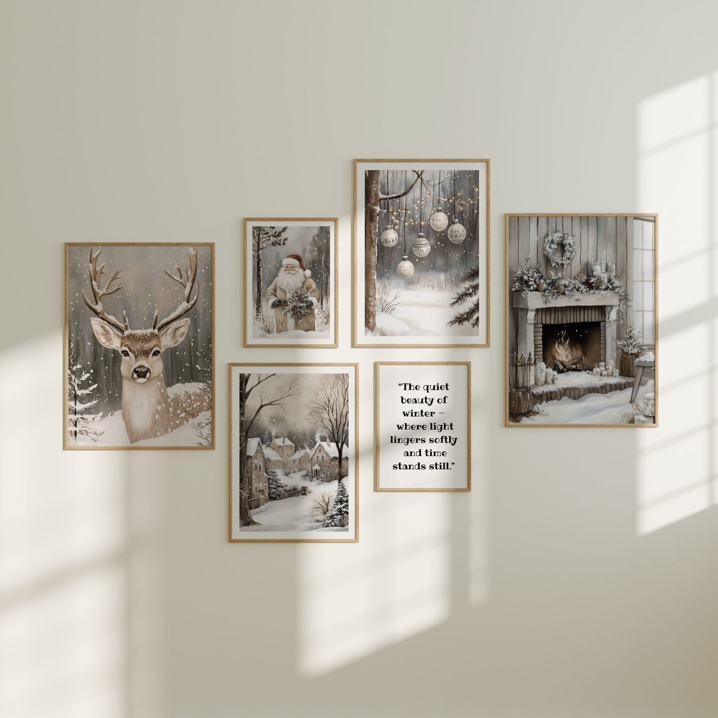 Stylet gallerivegg med vintermotiver og tekstplakaten ‘The quiet beauty of winter – where light lingers softly and time stands still.’