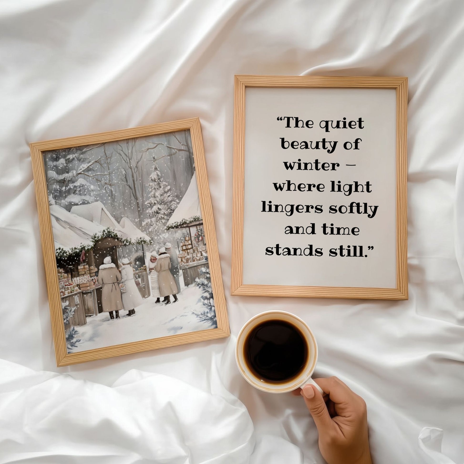 Vinterlig flatlay med kaffekopp og tekstplakat med sitatet ‘The quiet beauty of winter – where light lingers softly and time stands still.’