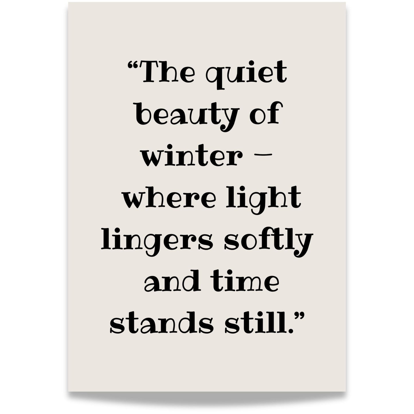 Vinterinspirert tekstplakat med sitatet ‘The quiet beauty of winter – where light lingers softly and time stands still.’ på hvit bakgrunn.