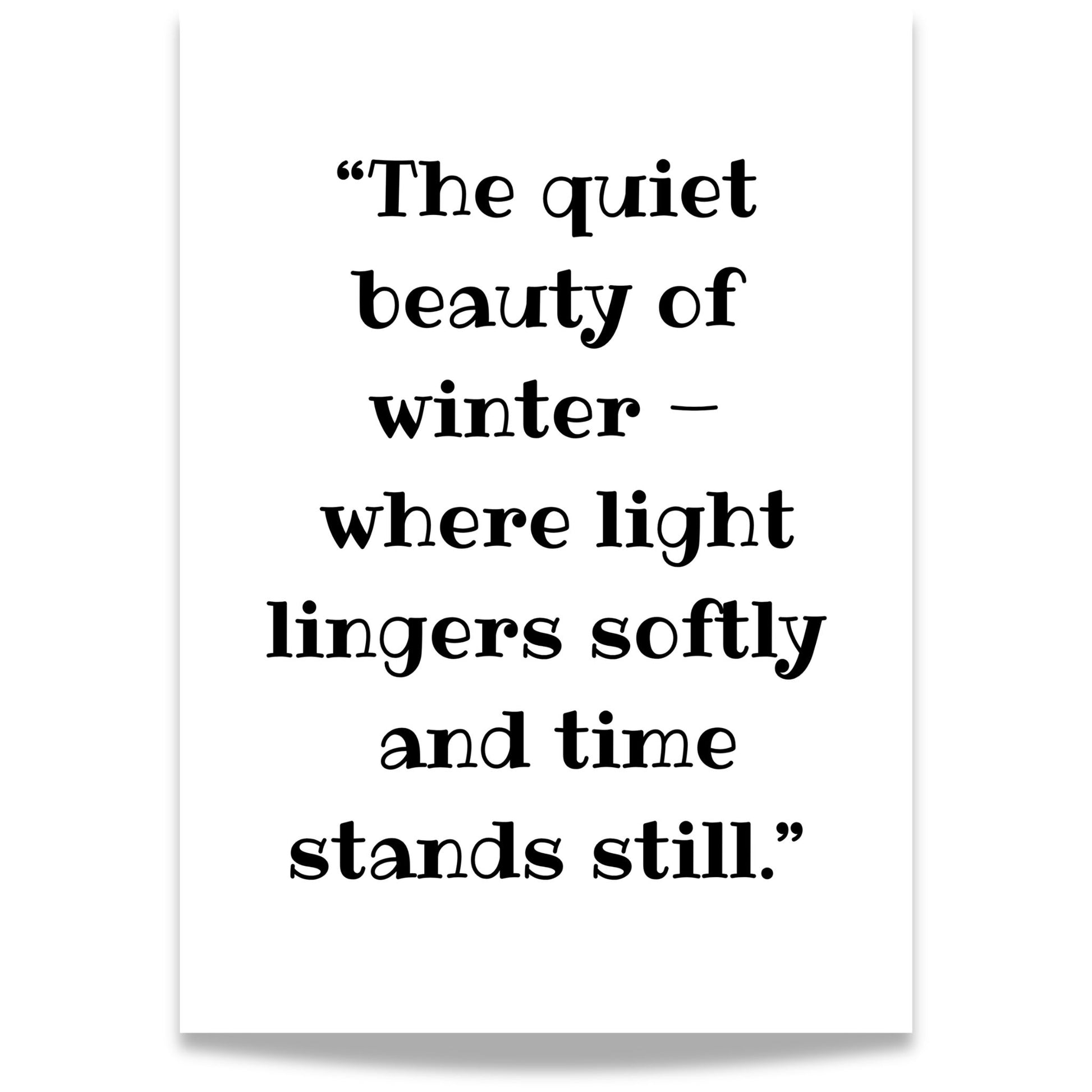 Vinterinspirert tekstplakat med sitatet ‘The quiet beauty of winter – where light lingers softly and time stands still.’ på hvit bakgrunn.
