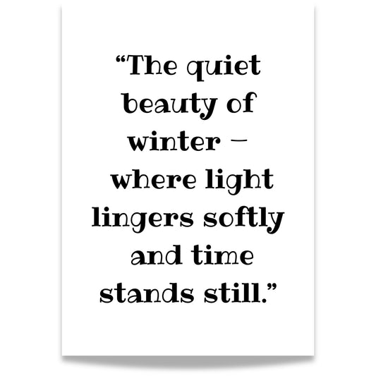 Vinterinspirert tekstplakat med sitatet ‘The quiet beauty of winter – where light lingers softly and time stands still.’ på hvit bakgrunn.