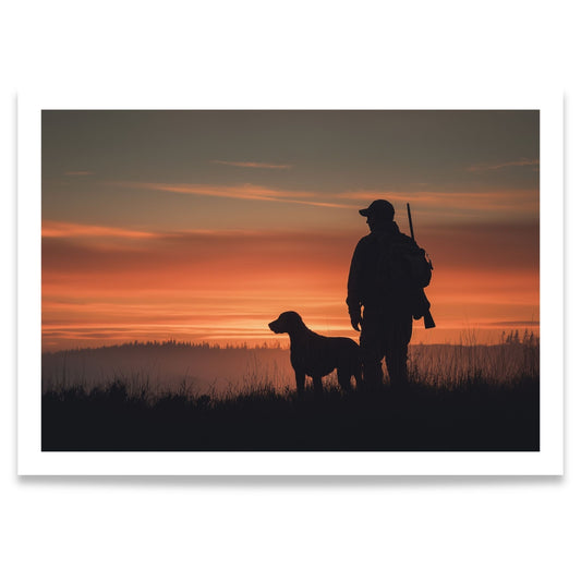 Plakat med silhuett av jeger og hund i solnedgang.