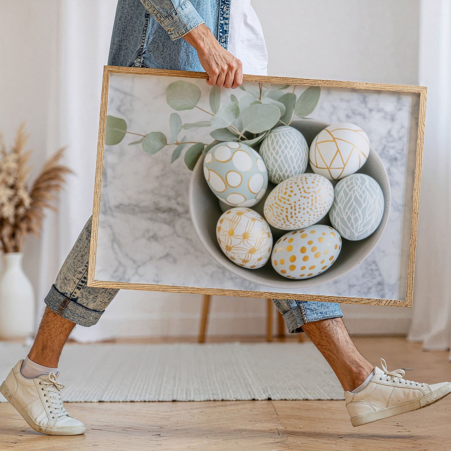 Person holder stor plakat med dekorative påskeegg i skål