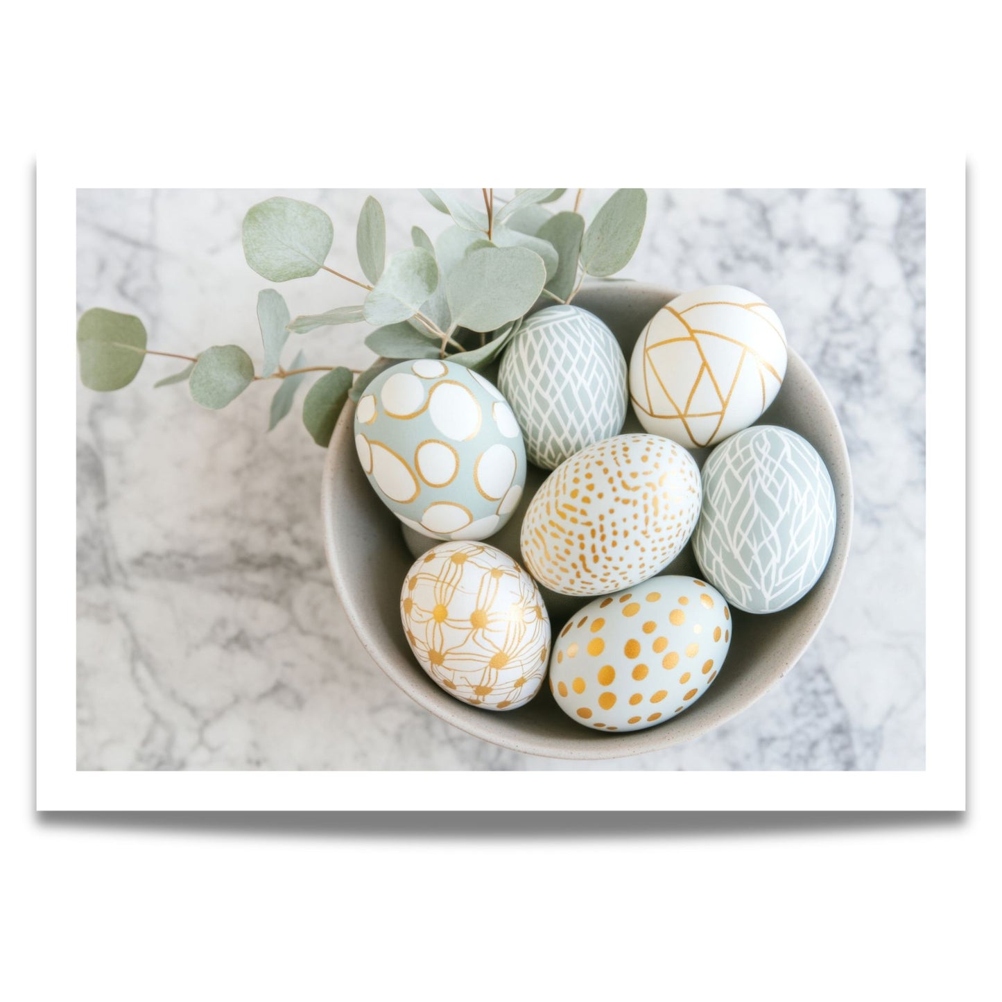Plakat med dekorative påskeegg i skål og eukalyptus