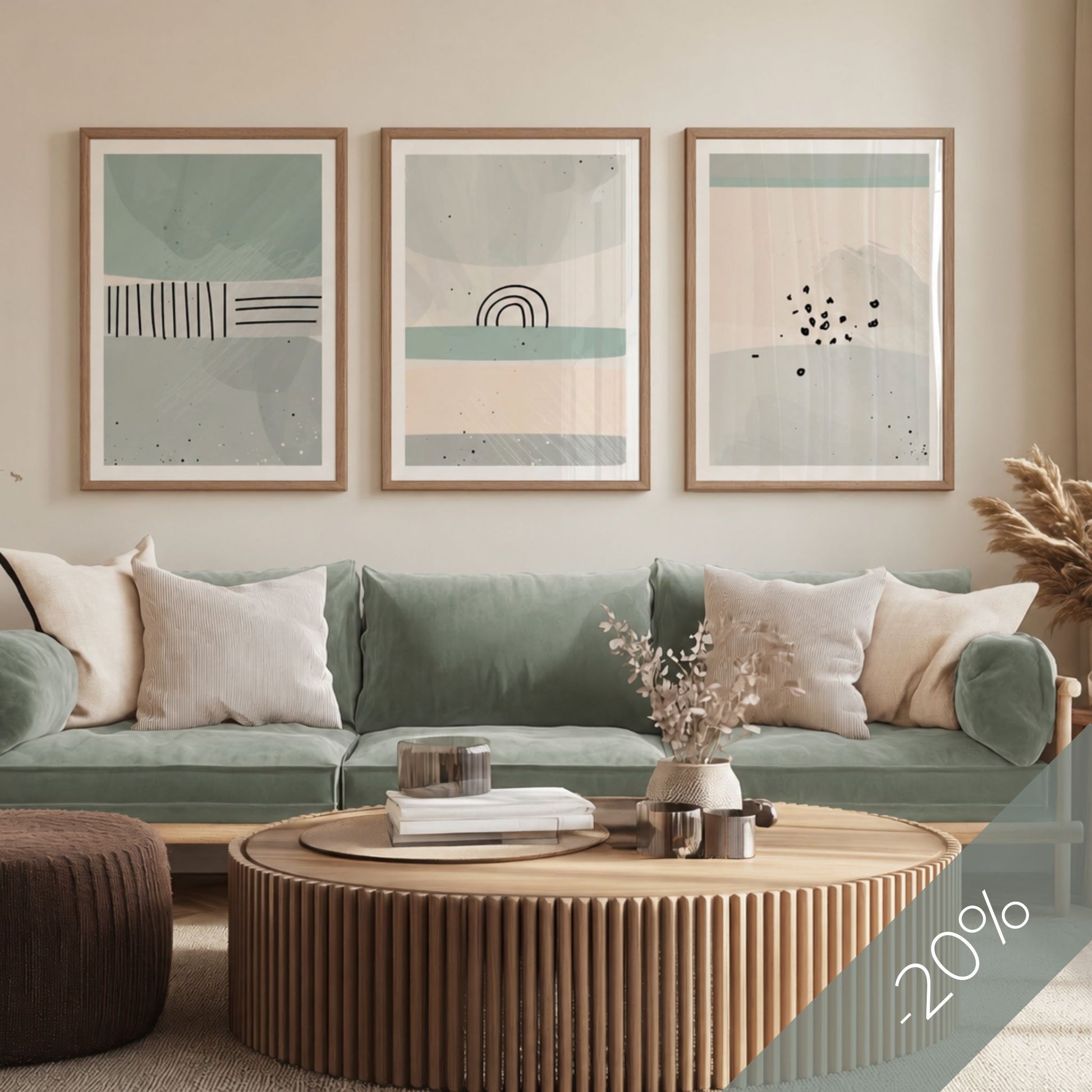 Dusty Green Collection med tre grafiske plakater i dempede grønntoner over grønn sofa