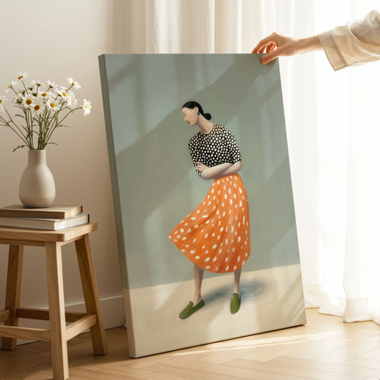 Moderne kunst på lerret med kvinne i oransje skjørt plassert på gulv i lyst rom