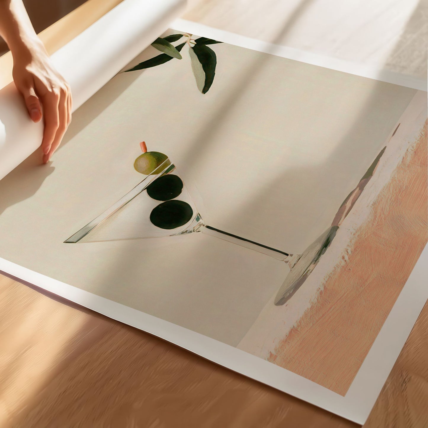 Detaljbilde av plakat med martiniglass og myke penselstrøk