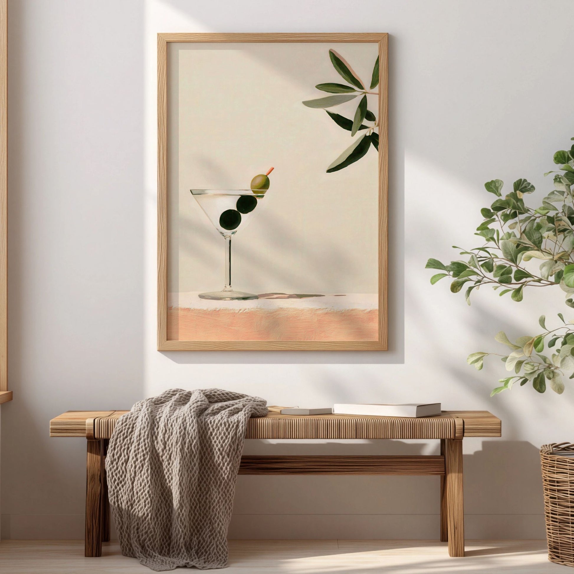 Plakat med martiniglass og oliven i minimalistisk stil, vist over trebenk