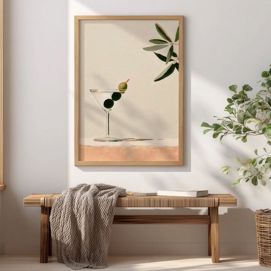Plakat med martiniglass og oliven i minimalistisk stil, vist over trebenk