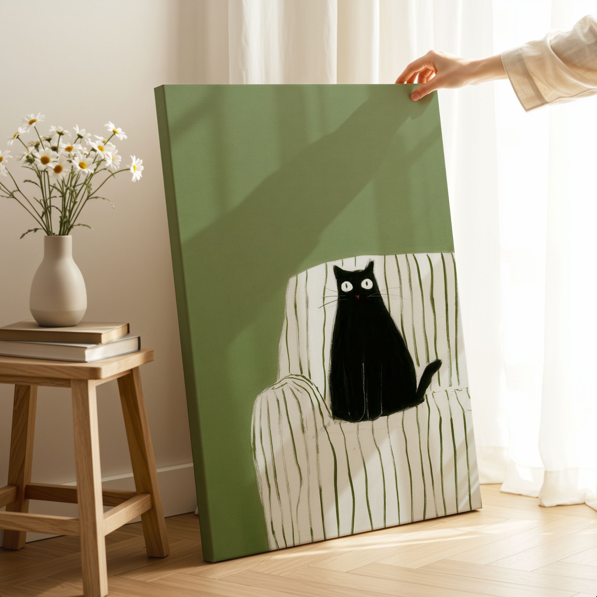 Moderne kunst på lerret med sort katt på stol plassert i lyst rom