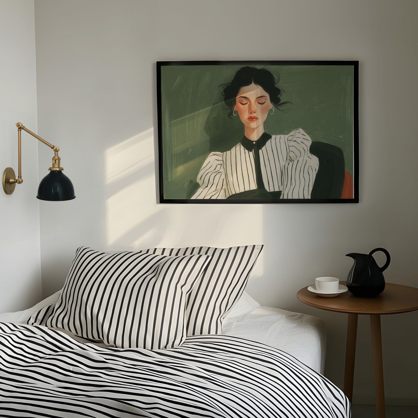 Plakat med rolig kvinneportrett i grønne toner over seng i minimalistisk soverom