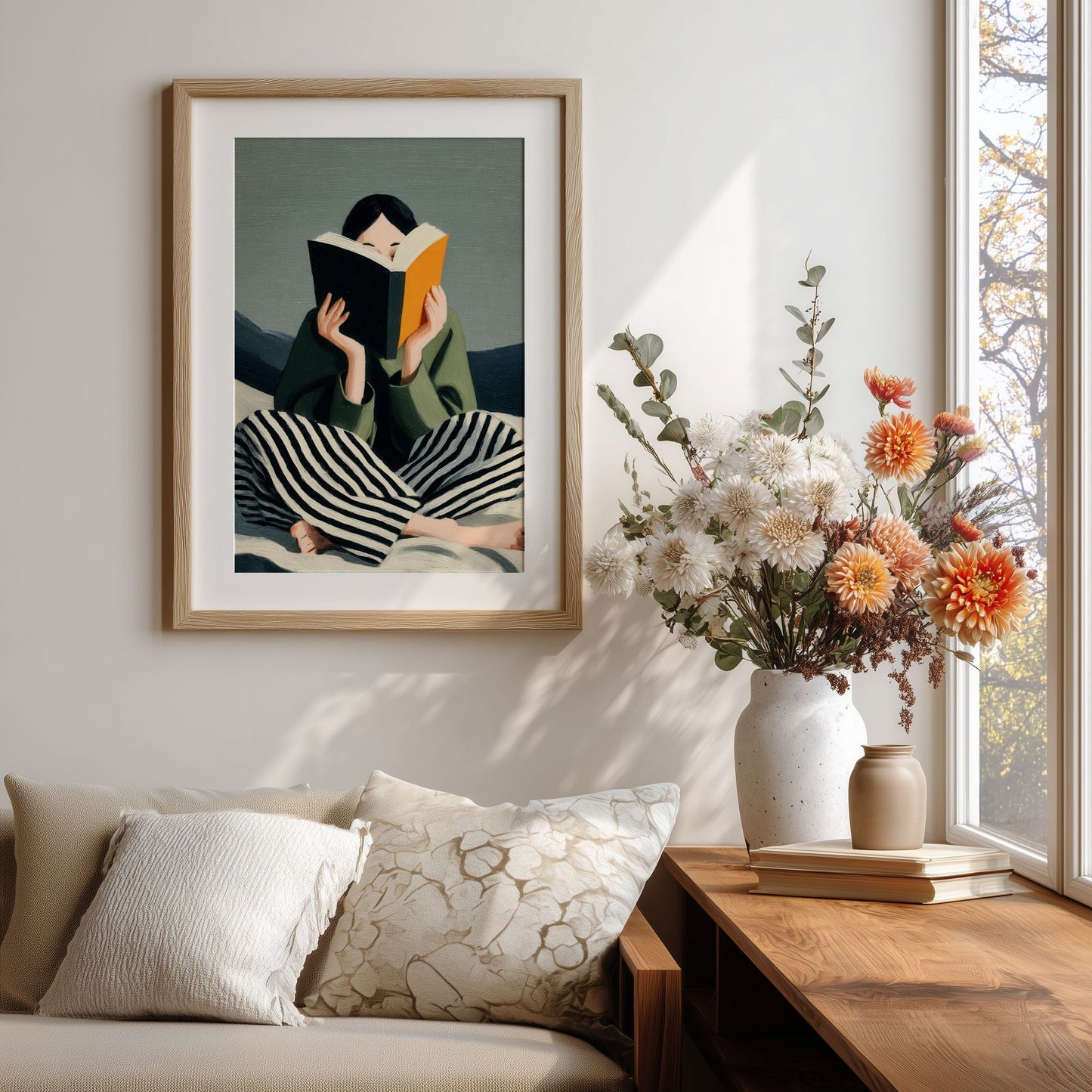Moderne kunstplakat med lesende figur ved sofa og blomster