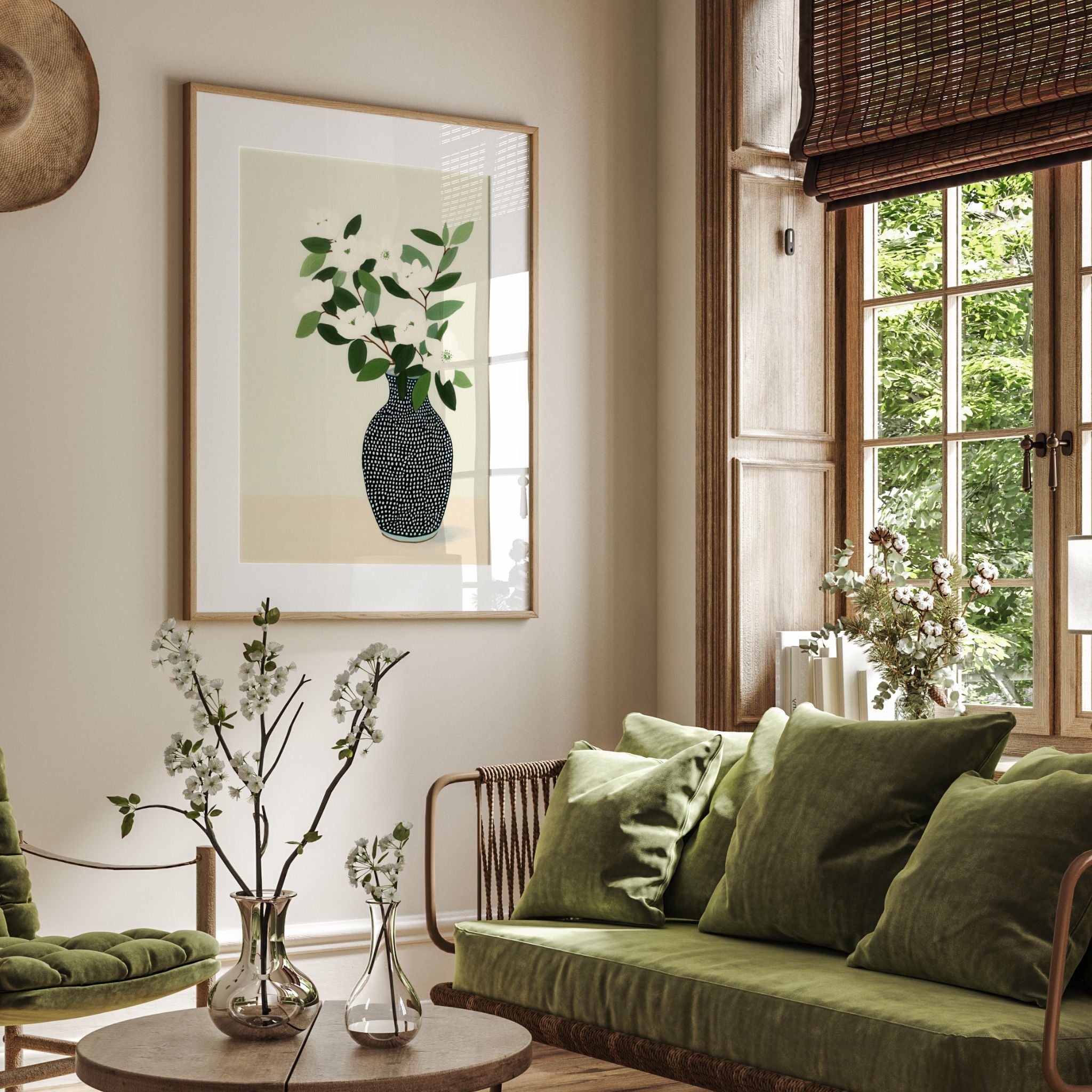 Blomsterplakat i stue med grønne puter og naturlig interiør