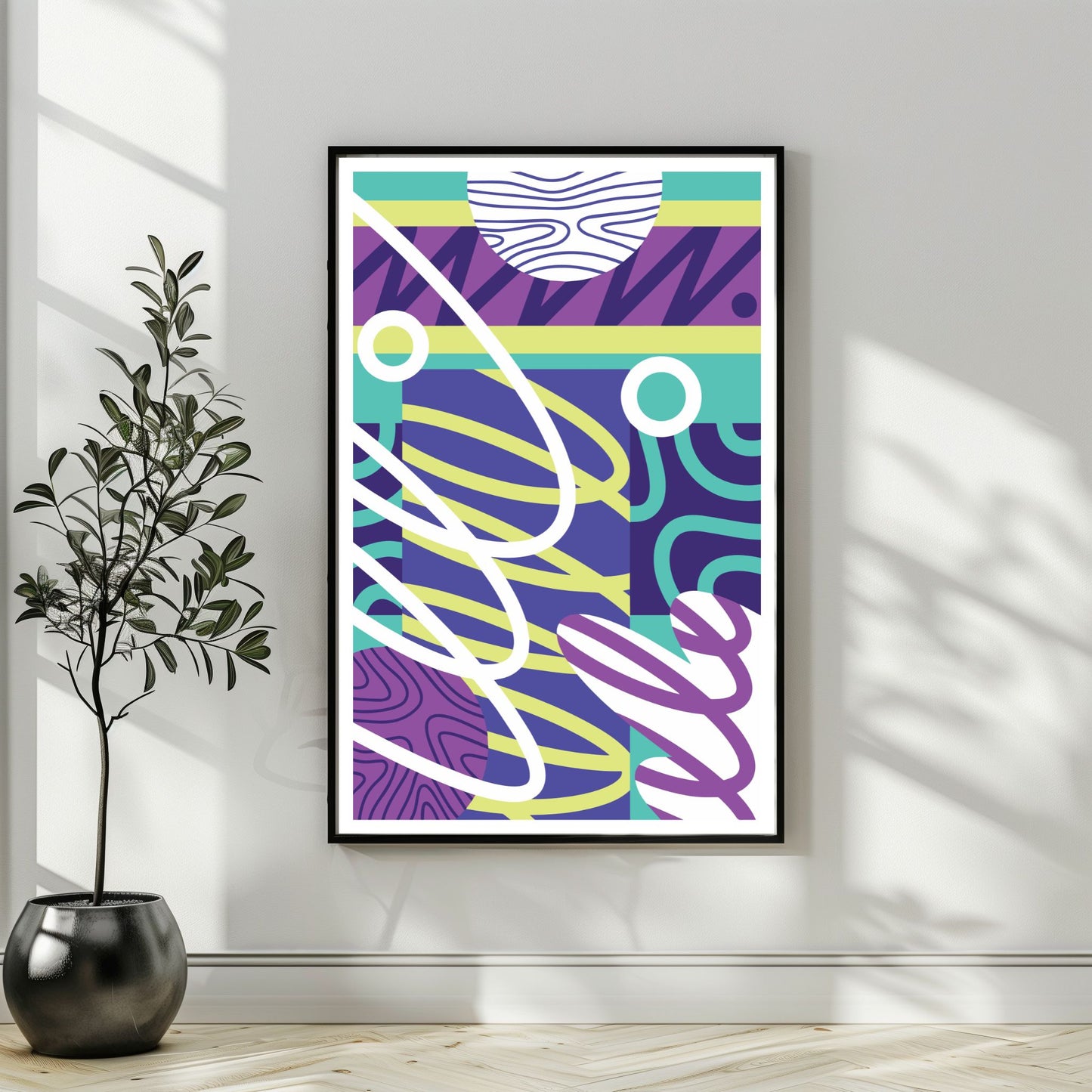 Electric Motion abstrakt kunstplakat i sort ramme ved grønn plante