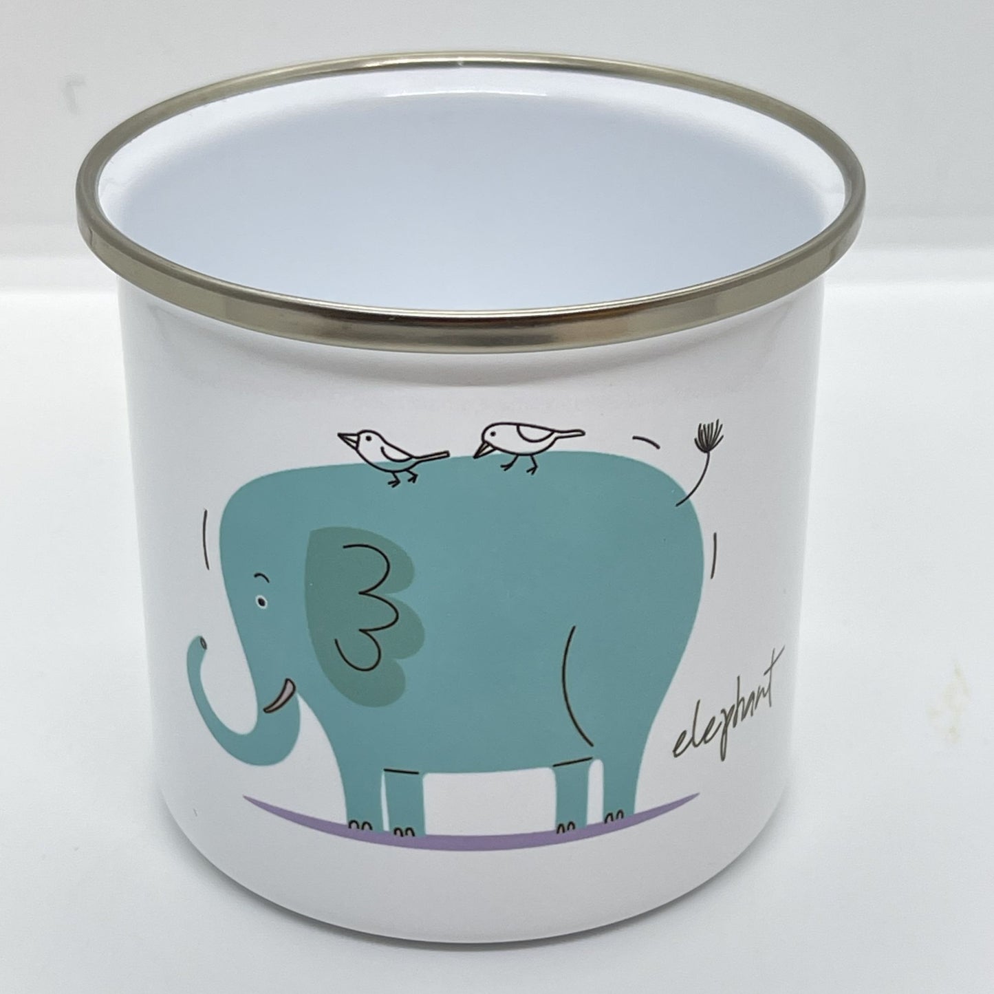 Frontvisning av emaljekrus med elefant og små fugler