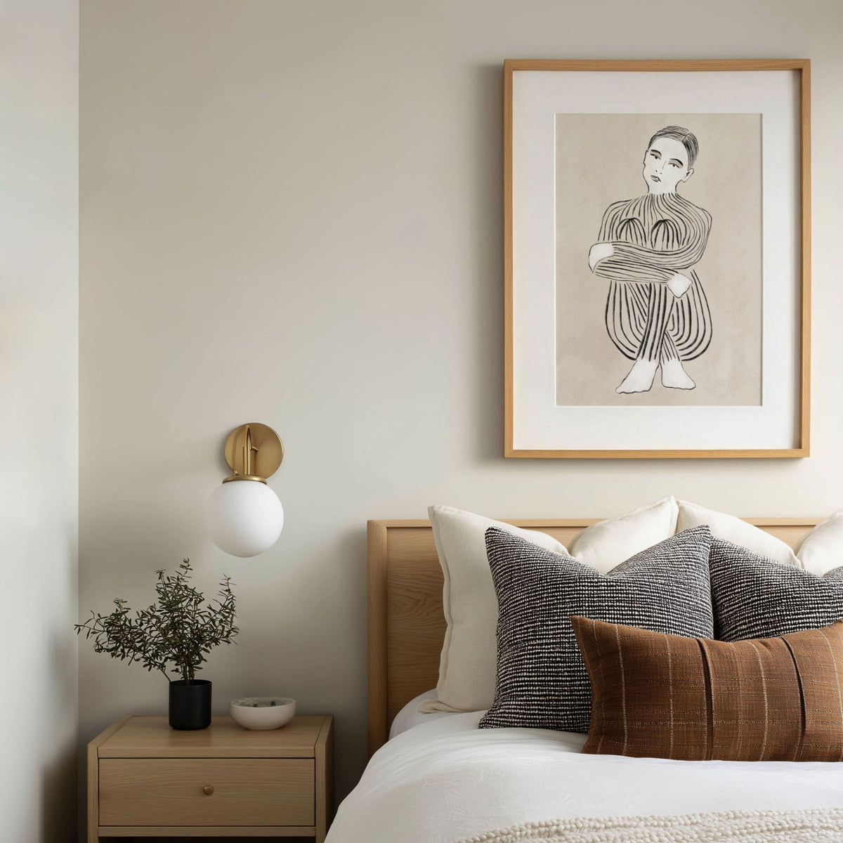 Embrace minimalistisk kunstplakat i beige og sort over seng i moderne soverom