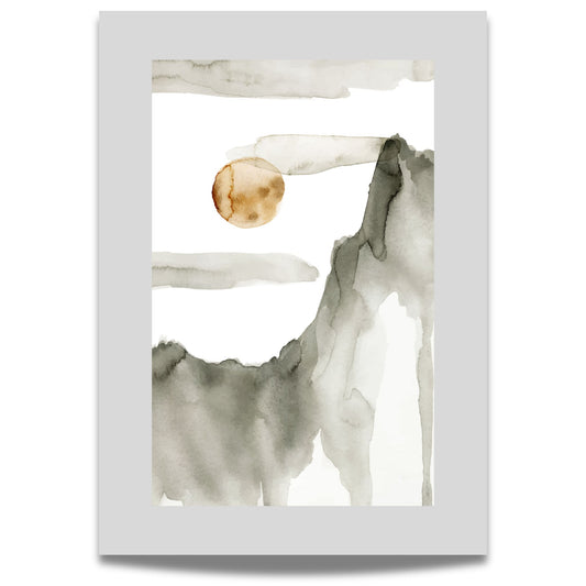 Ensom Måne plakat med abstrakt akvarellkunst i grå og beige naturtoner med bred grå kant
